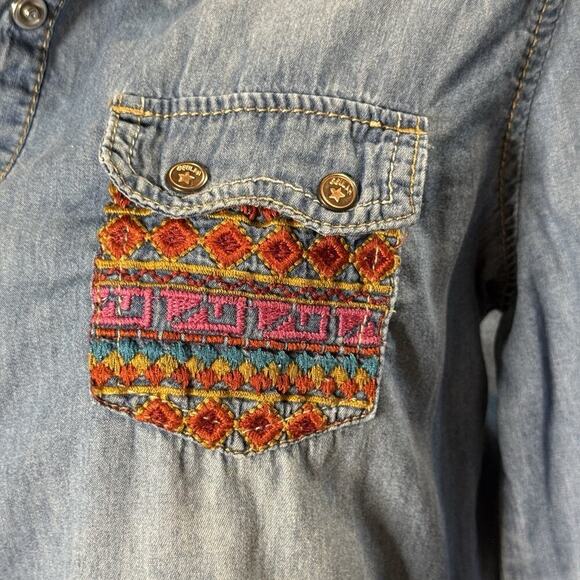 Beulah Womens Southwestern Aztec Embroidered Chambray Denim Button Up Shirt Med - Picture 7 of 16